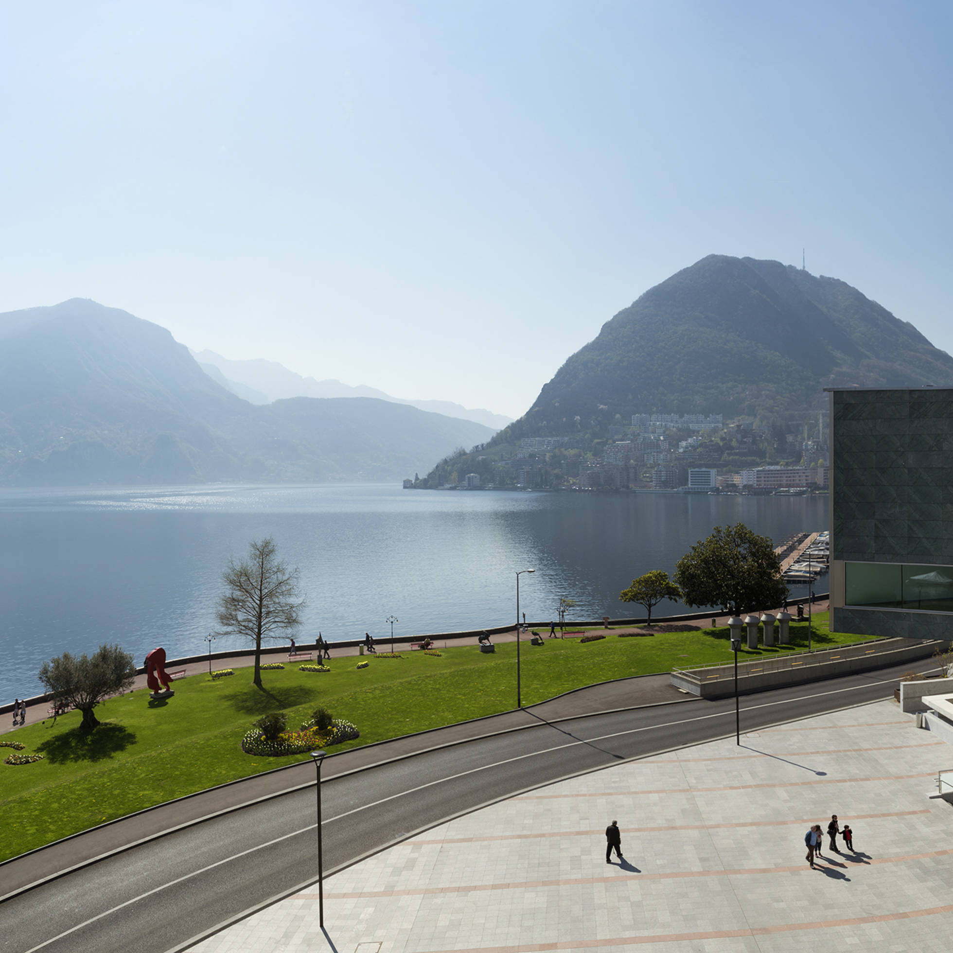 TICINO - L'arte e la natura: il LAC affacciato sul Lago di Lugano e il Monte San Salvatore.
Kunst und Natur: das LAC mit Blick auf den Luganersee und den Monte San Salvatore.
Art et nature: le LAC surplombant le Lac de Lugano et le Monte San Salvatore.
Art and nature: the LAC overlooking Lake Lugano and Monte San Salvatore.
Copyright by Ticino Turismo Byline: swiss-image.ch/Studio Pagi