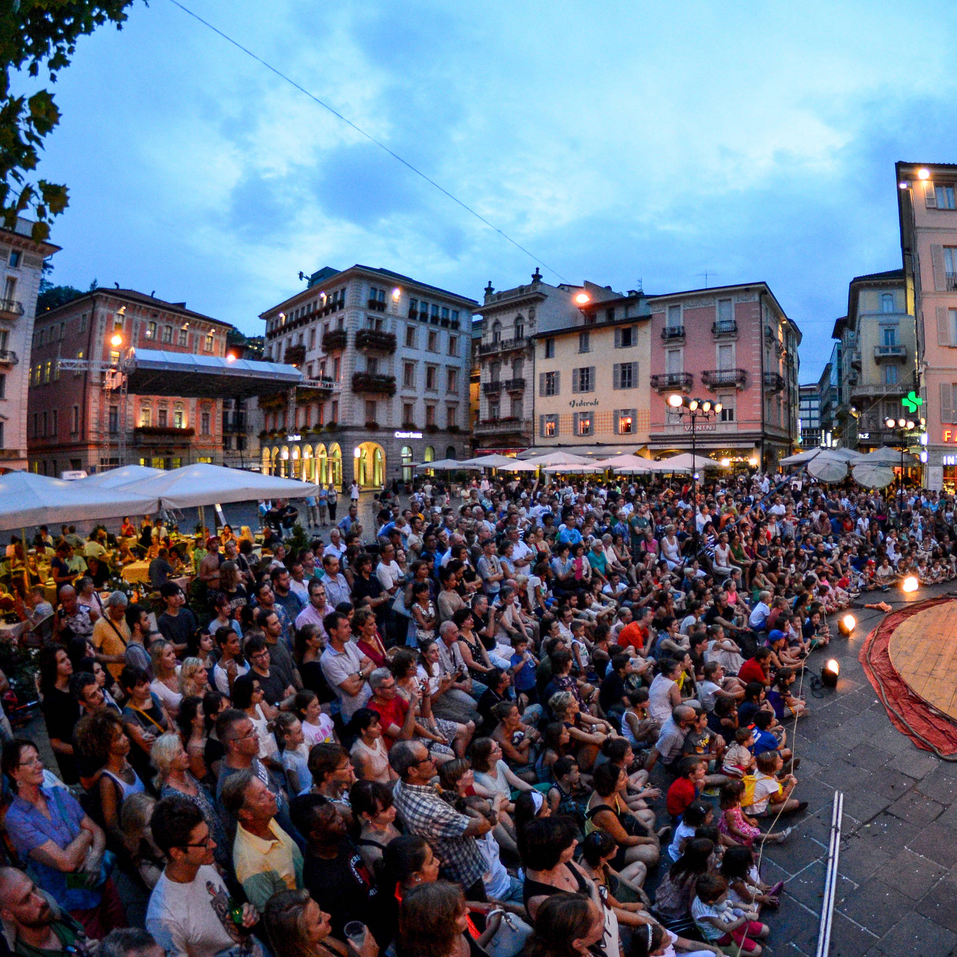 TICINO - Pubblico entusiasta durante il LongLake Festival in Piazza della Riforma a Lugano.

Begeistertes Publikum am LongLake Festival auf der Piazza della Riforma in Lugano.

Public enthousiaste pendant le LongLake Festival en Piazza della Riforma a Lugano.

Enthusiastic public during the LongLake Festival on Lugano's Piazza della Riforma.

Copyright by Ticino Turismo Byline: swiss-image.ch/Andrea Branca